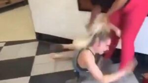 Mujer ataca brutalmente a otra y se vuelve viral; al parecer, por la custodia de un menor