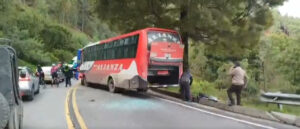 Fuerte accidente de tránsito, vía Bogotá – La Calera, fue entre dos buses y un carro