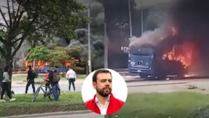 Encapuchados incendiaron bus del SITP en medio de manifestaciones; Galán se pronunció