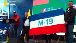 Presidente Petro pide sacar bandera del M-19 para conmemorar asesinato de Carlos Pizarro