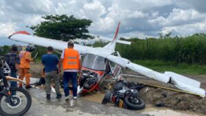 Avioneta cayó sobre una motociclista en la vía Panamericana; dejó dos personas heridas