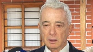 Jueza rechaza solicitud de nulidad de juicio contra Uribe y ordena seguir con el proceso