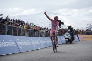 Pogačar acaricia el Giro de Italia y gana su quinta etapa: Daniel Martínez llegó tercero