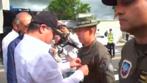 Petro condecora a 37 policías que repelieron el ataque guerrillero en Morales, Cauca