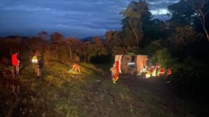 Tragedia en Boyacá: cuatro muertos y 15 heridos dejó aparatoso volcamiento de un bus