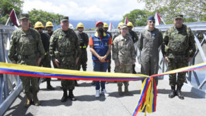 Jefe del Comando Sur de Estados Unidos visitó Colombia y donó puentes para emergencias