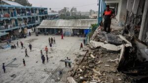 Israel bombardeó sin previo aviso una escuela para refugiados en Gaza: 40 muertos
