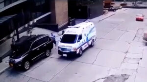 ¿Intento de secuestro o robo? Hombre es subido a la fuerza a una ambulancia en Bogotá