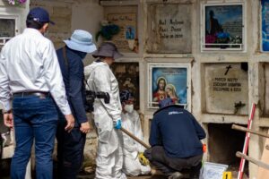 Exhuman 16 cuerpos de posibles desaparecidos por el conflicto en un cementerio en Apartadó