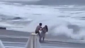 Video del momento en que una joven desapareció entre las fuertes olas del mar