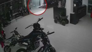 Ladrones robaron concesionario de motos: se llevaron 90 millones de pesos en mercancía