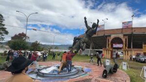 Decisión cuestionada: retiro del monumento de César Rincón generó debate en redes