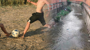 Niño de nueve años cayó por un arroyo cuando jugaba fútbol con sus amigos en Barranquilla