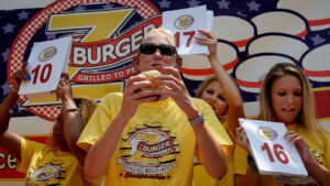 Se comieron 34 hamburguesas en 10 minutos: así celebran el Día de Independencia en EE.UU.