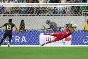 Dibu Martínez da un nuevo show en penales ante Ecuador y manda a Argentina a la semifinal