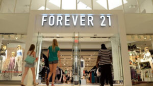 Forever 21 no va más en Colombia: liquidan inventario con prendas a mitad de precio