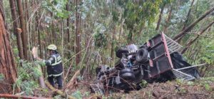 Accidente en la vía Tabio-Subachoque: un vehículo cayó 120 metros por un barranco