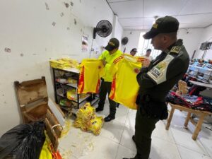 Arrestan a sujeto que iba a comercializar más de 1200 camisetas falsificadas de Colombia