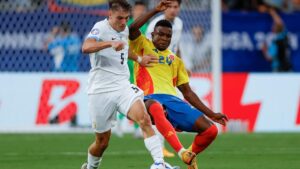 1-0. Lerma le da ventaja al descanso a una Colombia que se queda con 10