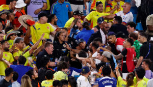 Darwin Núñez, jugador de Uruguay, se peleó con hinchas colombianos al finalizar el partido