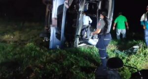 Grave accidente de un bus en la vía Cali-Pereira: el vehículo se volcó y hubo seis heridos