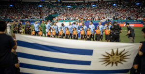 Uruguay busca evitar sanciones para jugadores que pelearon con hinchas colombianos