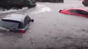 Fuertes lluvias en Barranquilla: vehículos quedaron atrapados por fuerte aguacero