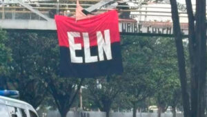 Despliegan bandera del ELN en puente peatonal en el sur de Bogotá: hay pánico en el sector