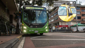 Caos en Bogotá por paro de taxistas: 12 buses de TransMilenio vandalizados