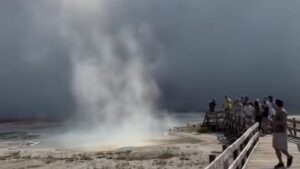 En video quedó la inesperada explosión en el parque Nacional Yellowstone, Estados Unidos