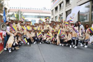 Con gabardinas: así visten los deportistas colombianos en la inauguración de París 2024