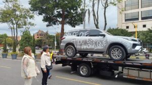 ¿Por infiel? Mujer habría dejado mensaje en el auto de su pareja tras decepción amorosa