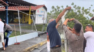 Venezolanos arreglan reja que derrumbaron para poder votar: No somos vándalos