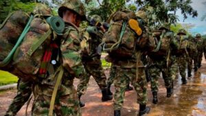 Comunidad retiene a dos pelotones del Ejército en un coliseo cerca a Argelia, Cauca