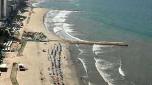 Video | Policías persiguen a hombre que corría desnudo en playa de Cartagena