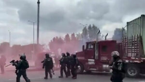 Con gases lacrimógenos, la Policía interviene el paro camionero en Bogotá: hay disturbios