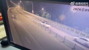 Video | Brutal accidente: carro que iba a toda velocidad atropelló a dos motociclistas