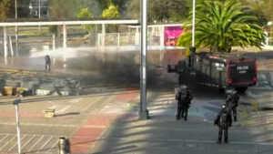 Así fue el enfrentamiento entre encapuchados y el Undmo frente a la Universidad Nacional