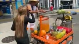 Video | Vendedor de jugos en Medellín estaría echándole orines a las bebidas