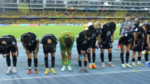 Jugadoras surcoreanas se despiden del Mundial haciendo la venia y dando gracias a Colombia