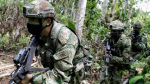 Una mujer murió y dos militares terminaron heridos por ataque de disidencias en Nariño