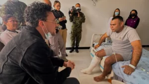 Andrés Cepeda canta a los soldados heridos por el ataque del ELN en Puerto Jordán, Arauca