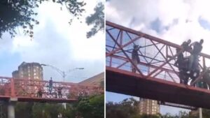 Video | Hombre intentó lanzarse de un puente en Medellín, pero la Policía evitó su muerte