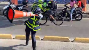 Video | Agente de tránsito lanzó un cono a un motociclista para detenerlo: hubo polémica