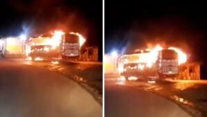 Video | Encapuchados incendian autobús en la vía Medellín-Quibdó: esto es lo que se sabe