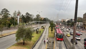 Manifestaciones en la U.Nacional: encapuchados cortan las rejas de la institución