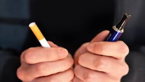 ¿Los vapeadores son menos nocivos que los cigarrillos tradicionales? Médica responde