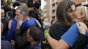 Tensión en Paiporta: indignación y protestas marcan la visita de los reyes y Pedro Sánchez