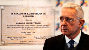 Piden retirar una placa conmemorativa del expresidente Álvaro Uribe en el Congreso