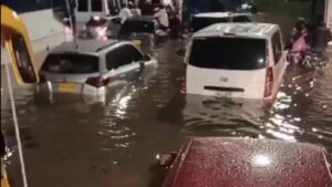 Esto debe hacer si su carro queda atrapado en medio de una inundación